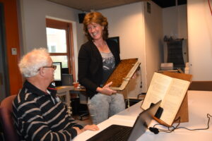 Medewerker en bezoeker oud archief