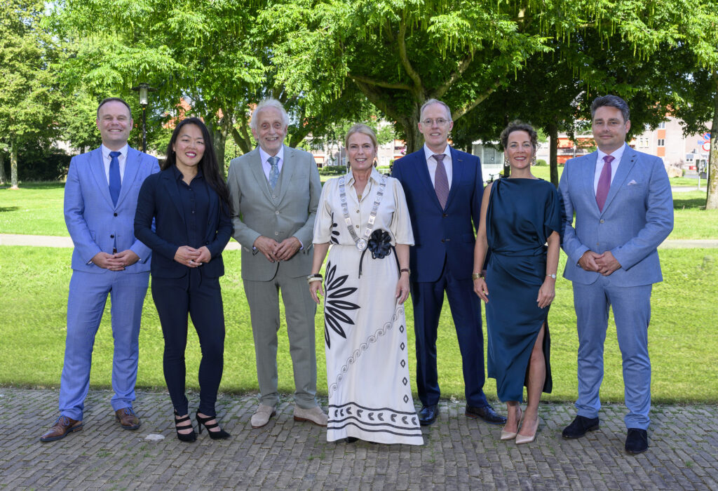 Het voltallige college van B&W. Met van links naar rechts: wethouder Rolie Tromp, wethouder Hedwich Rinkes, Wethouder Jerry Speel, burgemeester Avine Fokkens-Kelder, wethouder Ate Eijer, Wethouder Ojanne Chang en gemeentesecretaris Gerben Huisman.